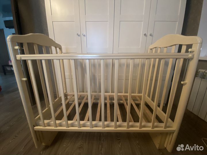 Кроватка детская с маятником