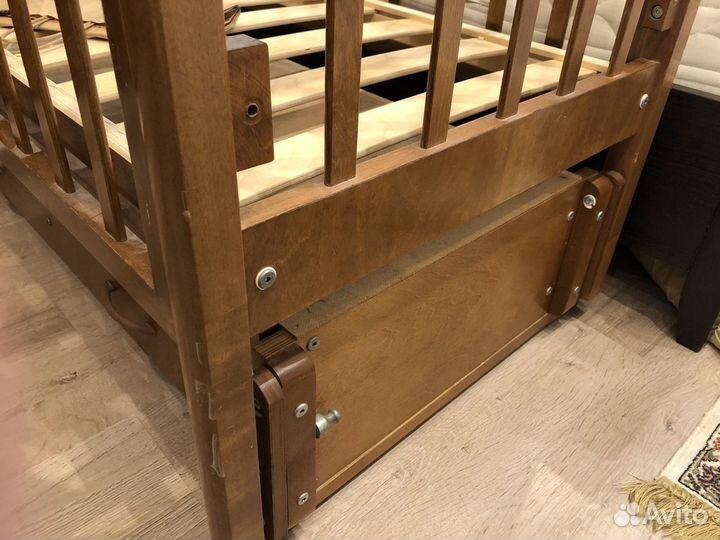 Детская кроватка с продольным маятником