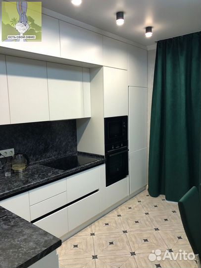 Прямая в потолок кухня на заказ