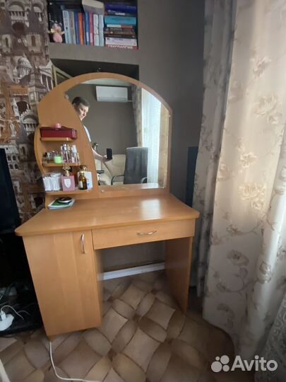 Туалетный столик с зеркалом