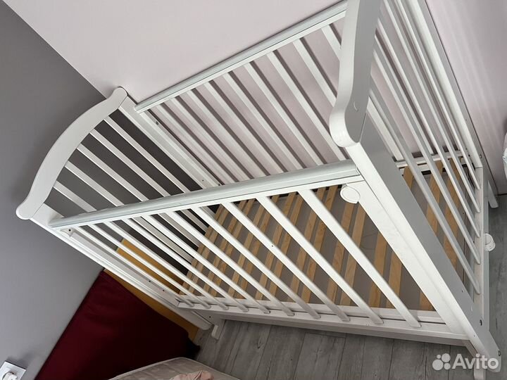 Детская кроватка с маятником и матрасом