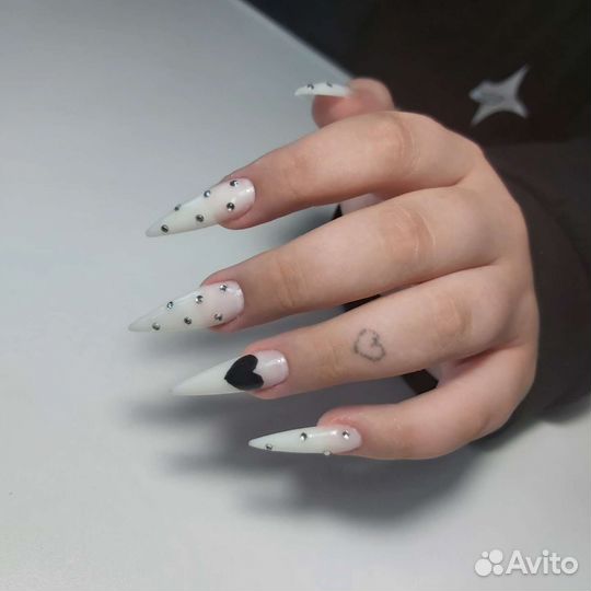 Модель на маникюр