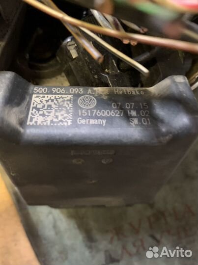 Блок управления бензонасосом Volkswagen Skoda