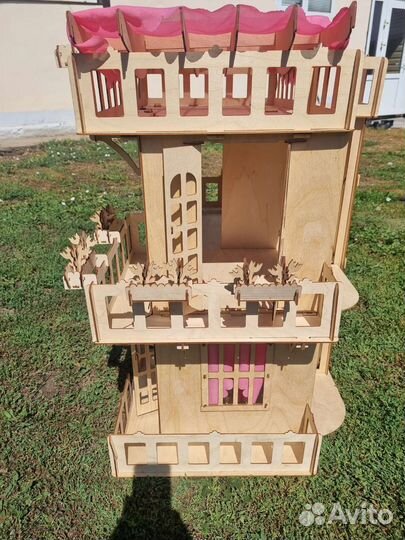 Деревянный кукольный домик