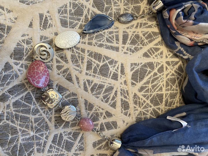 Шарф - палантин с украшением