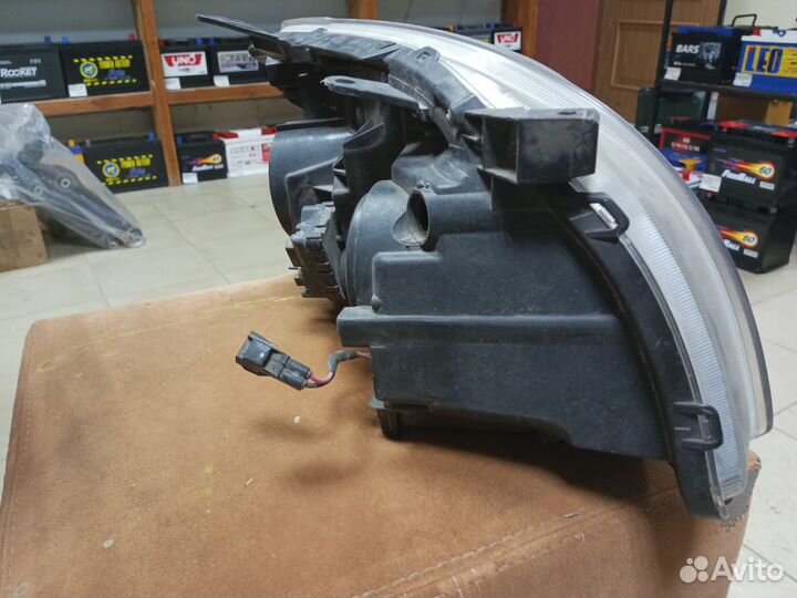 Фара левая toyota avensis 2008г