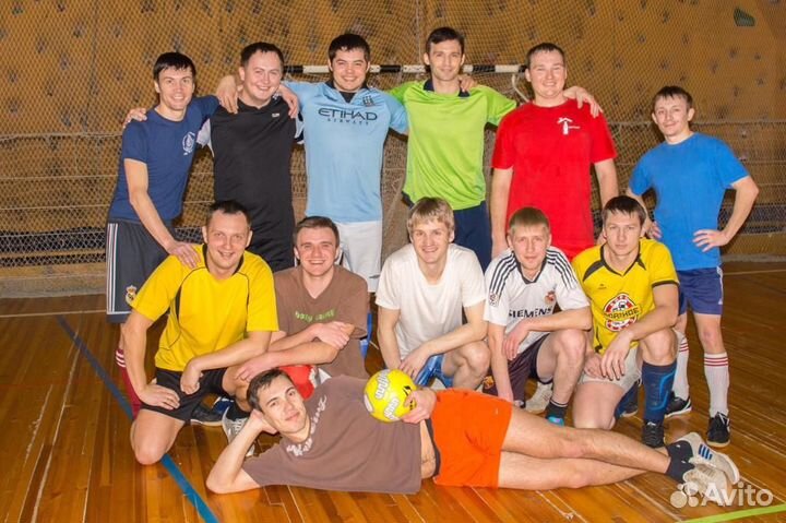 Играть в футбол