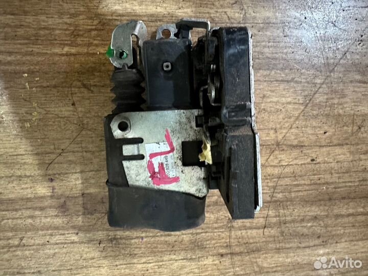 Замок передней левой двери logan