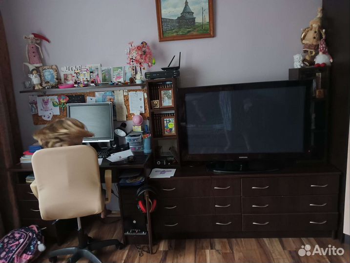 Компьютерный стол с комодом и книжными полками