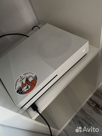 Xbox one s 1tb с играми 2 геймпада