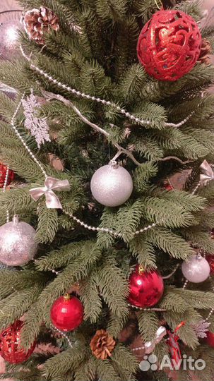 Елка искусственная с игрушками