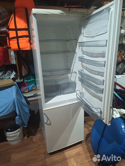 Продам холодильник на запчасти Snaige