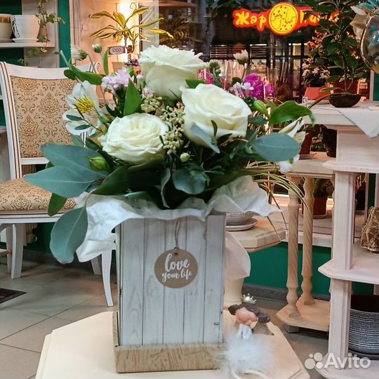 Цветочная композиция из живых цветов