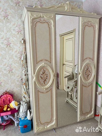 Кровать, шкаф, письменный стол, тумбочка, пенал