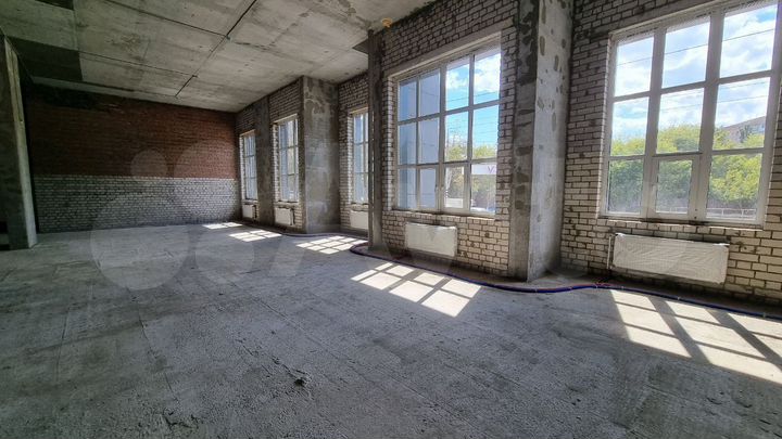 370 м2 на 1 линии городской магистрали