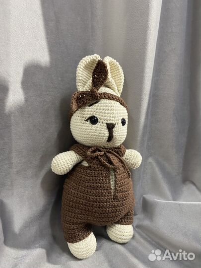 Вязанная игрушка кролик