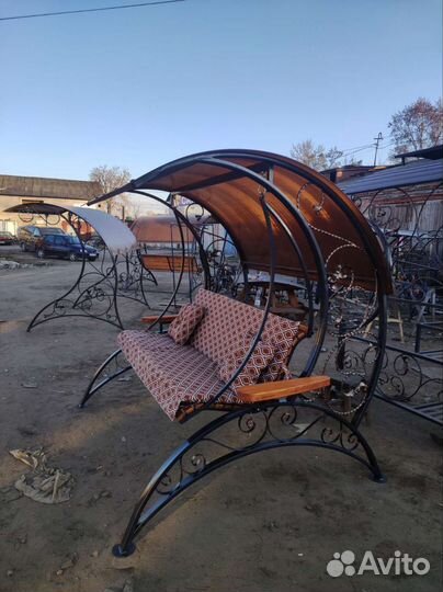 Садовые качели с большой крышей