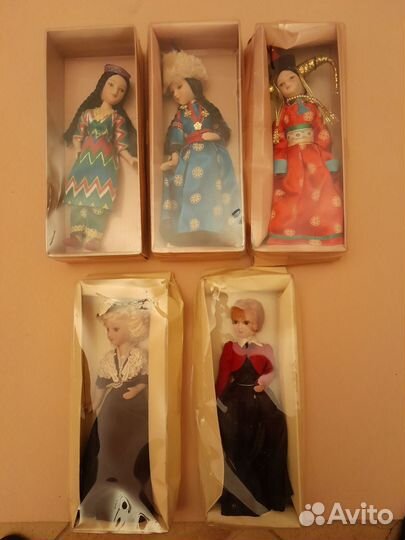 Фарфоровые куклы в народных костюмах