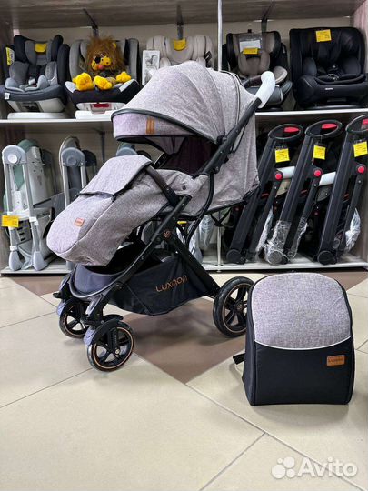 Новая коляска на резиновых колесах