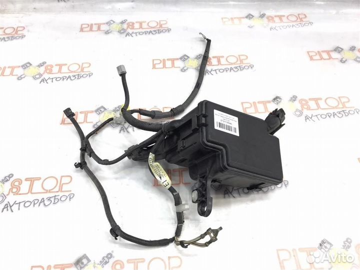 Блок предохранителей под капотом Toyota Estima (A