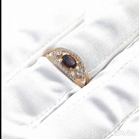 Золотое кольцо с камнем 18,5р
