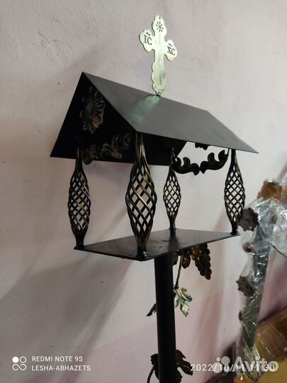 Столик, домик кованый на кладбище