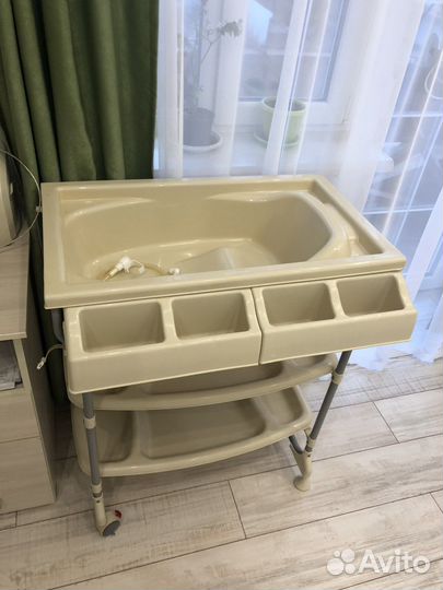 Ванночка с пеленальным столиком