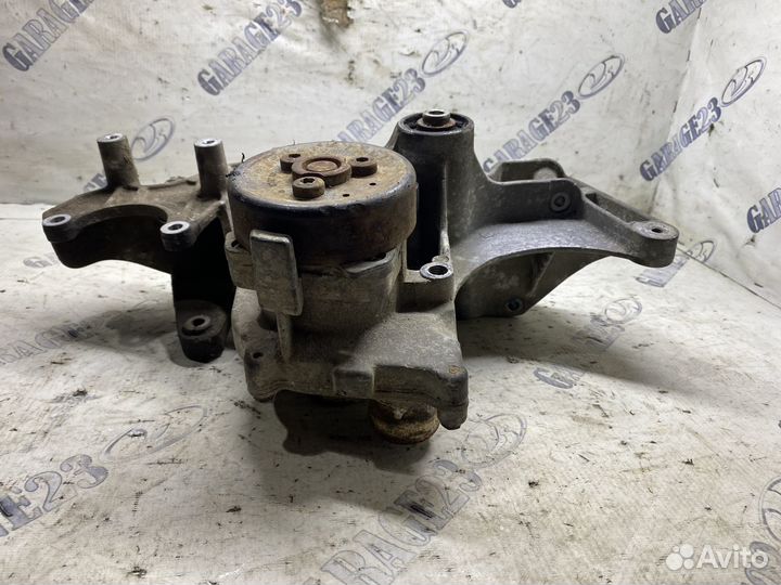 Кронштейн крепления генератора Volkswagen Passat B