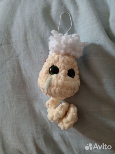 Вязаный брелок змейка