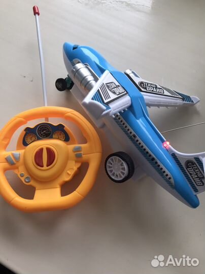 Игрушка самолёт на пульте управления