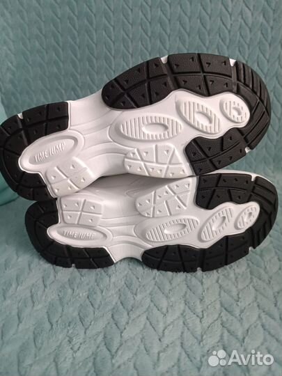 Кроссовки женские