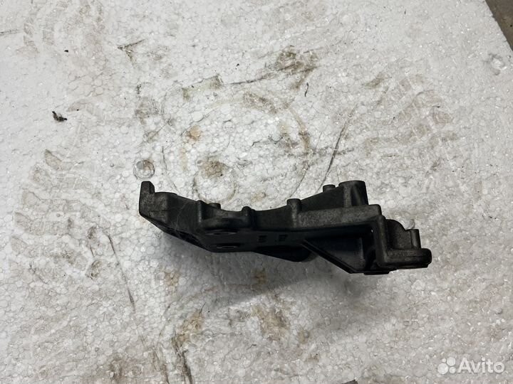 Кронштейн компрессора кондиционера Lancer 9