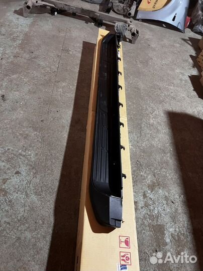 Накладка правой подножки Toyota Fortuner 15