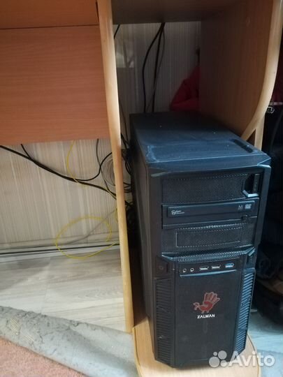 Компьютерный стол +стеллаж