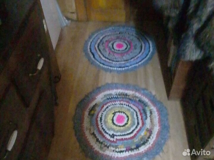 Два вязанных коврика