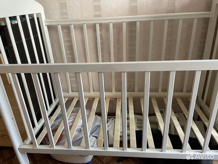 Детская кроватка с маятником