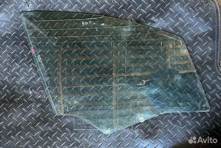 Стекло переднее правое Peugeot 307