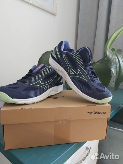 Кроссовки женские