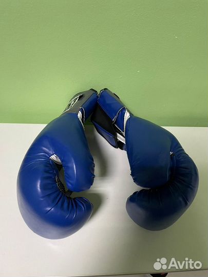 Боксерские перчатки
