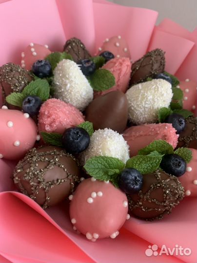 Клубника в шоколаде красивый букет с голубикой