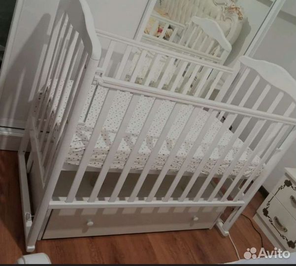 Детская кроватка с универсальным маятником