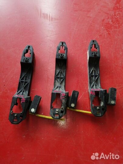 Кронштейн ручки двери задний левый Toyota Avensis