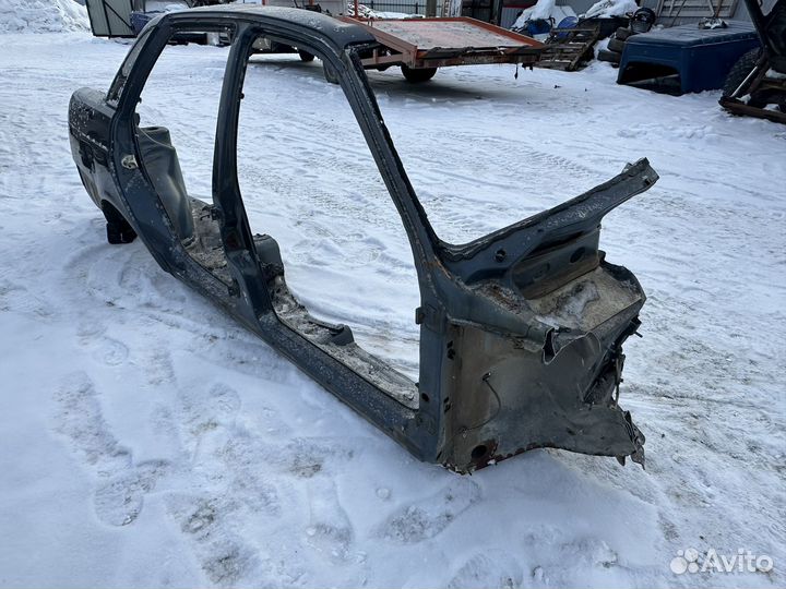 Правая четверть LADA priora седан 2018