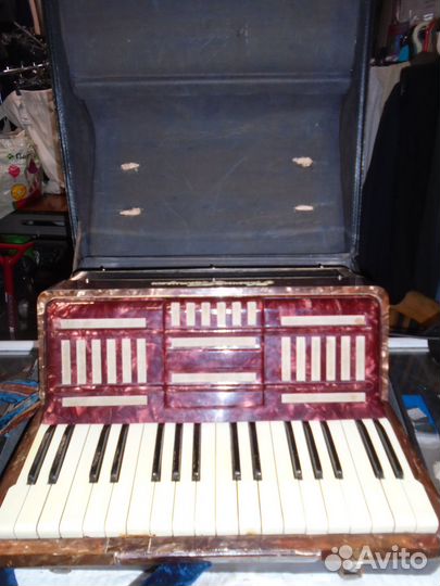 Аккордеон красный партизан СССР в футляре