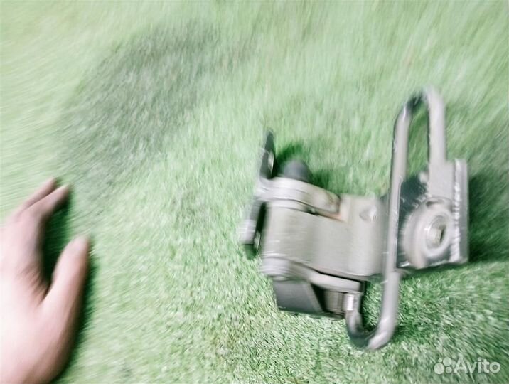 Петля двери передней правой нижняя VW Passat (B6)