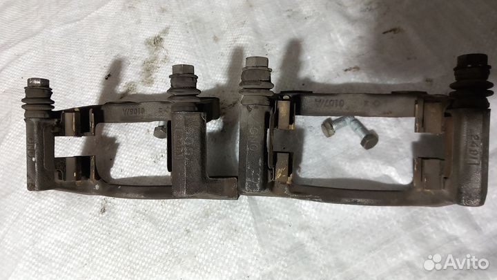 Passat B6 B7 2006-15 скобы тормозных суппортов зад