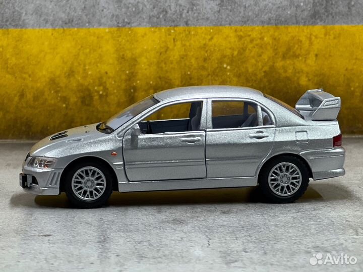 Моделька mitsubishi lancer evo 7 1/36 kinsmart