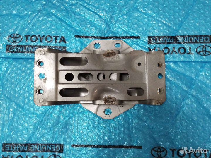 Кронштейн заднего усилителя Авенсис 25 правый