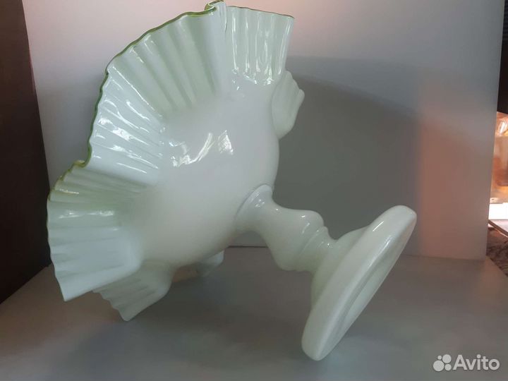 Антикварная ваза на ножке конфетница