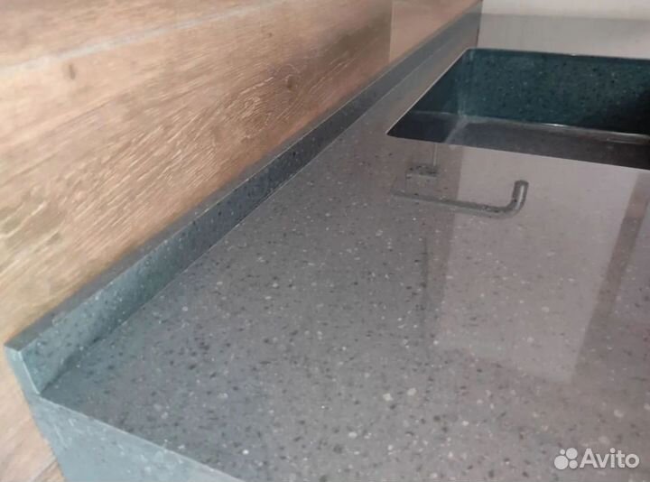 Столешница кварцевого агломерата в ванную